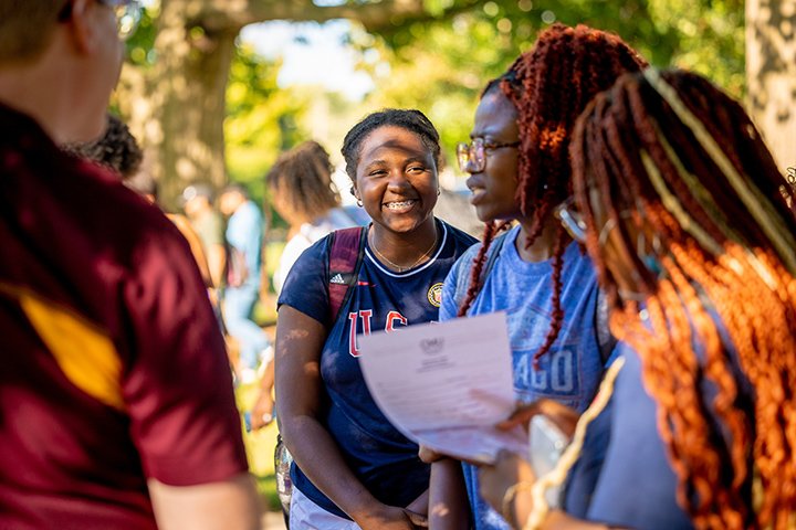 Students huddle up in a group to talk during Get Acquainted Day.